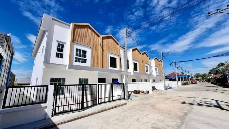 ทาวน์โฮมใหญ่สไตล์บ้านเดี่ยว #บ้านโซนห้วยกะปิ #ทาวน์โฮมห้วยกะปิ #บ้านมือ1ห้วยกะปิ #บ้านโซนบางแสน 3 ห้องนอน 3 ห้องน้ำ 2 ที่จอดรถ หน้าบ้านกว้าง 6 เมตร เพดานสูงโปร่ง พื้นที่เริ่ม 27 ตารางวา ราคาขาย เริ่ม 2.99 ล้านบาท 🎈ฟรีแอร์ 18000 BTU 2 เครื่อง 🎈ฟรี ปูกระเบื้องหน้าบ้าน 🎈ฟรีต่อเติมหลังคา โรงจอดรถหน้าบ้าน 🎈ฟรีถังสำรองน้ำ, ปั๊มน้ำ ✨️✨️✨️✨️✨️✨️✨️✨️✨️✨️✨️✨️✨️✨️✨️✨️✨️ 🪷…… ยื่นสินเชื่อให้ฟรี ดูแลถึงวันโอนกรรมสิทธิ์ ……🪷 🐳🐳🐳🐳🐳🐳🐳🐳🐳🐳🐳🐳🐳🐳🐳 ติดต่อ คุณปลา รสริน 082-964-6474 ไลน์ไอดี 96917 🐳🐳🐳🐳🐳🐳🐳🐳🐳🐳🐳🐳🐳🐳🐳 🪷…… สนใจดูบ้านเพิ่มเติม ลิงค์ ด้านล่างค่ะ ……🪷 ค้นหา บ้านที่ดิน ได้ที่ : รสริน สินทรัพย์ ดอท คอม https://pla-property.com/ Facebook : รสริน สินทรัพย์ www.facebook.com/rosrinasset Facebook page : ซื้อง่ายขายบ้านกับรสริน https://www.facebook.com/pla2property #คุณปลารสริน004 #บริษัทรสรินสินทรัพย์2442จำกัด #บ้านมือสองชลบุรี #รสรินสินทรัพย์ #รับฝากขายบ้าน #รับฝากขายที่ดิน #รับฝากขายบ้านที่ดินอสังหาฯชลบุรี #นายหน้ามืออาชีพ #นายหน้าอสังหา #นายหน้าภาคตะวันออก #นายหน้าชลบุรี #บ้านเดี่ยวชลบุรี #บ้านเดี่ยวศรีราชา #ที่ดินชลบุรี #คุณปลารสริน #ขายบ้านชลบุรี #ขายโรงงาน #ขายโกดัง #คุณปลาตัวแทนอสังหา