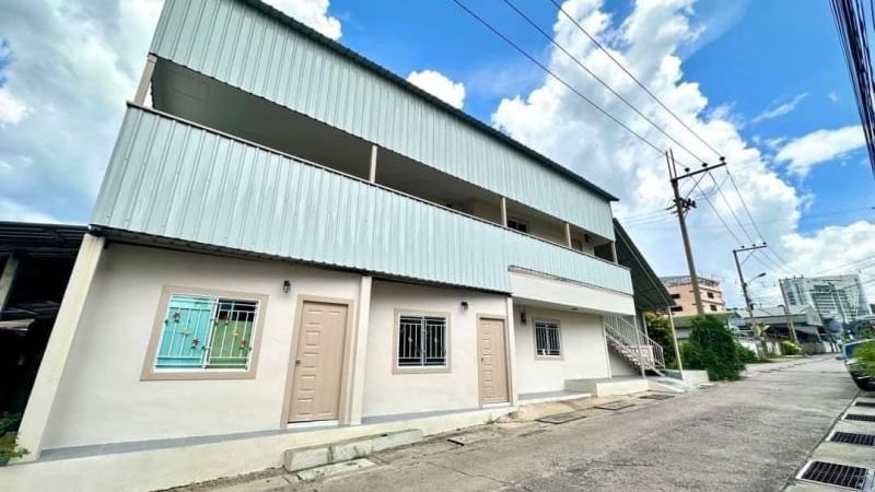 🏣ขายหอพัก #อ่าวอุดม เป็นอาคาร 2 ชั้น ขนาด 32 ตรว. 🌳 มีทั้งหมด 6 ห้อง ห้องน้ำในตัวทุกห้อง‼️ รีโนเวทใหม่ พร้อมเริ่มทำธุรกิจ✨ ⚠️จุดเด่น⚠️ ✅การเดินทางสะดวก ห่างจากถนนสุขุมวิทเพียง 200 เมตร ✅แยกมิเตอร์น้ำ-ไฟ สามารถทำธุรกิจปล่อยเช่าได้ทันที ✅ราคาค่าเช่าแข่งขันได้เริ่มต้นเพียง 2,500 บาท/ด. ✅บริหารจัดการง่ายด้วยจำนวนห้องพักที่ไม่มากเพียง 6 ห้องเจ้าของสามารถดูแลและบริหารจัดการได้อย่างสะดวก ✅หอพักตั้งอยู่ในซอยตรงข้าม ม.เกษตร อ่าวอุดม ใกล้ Thaioil ใกล้แหล่งงาน . ✨ราคา 2.3xx ล้านบาท✨ ซื้อสดลดได้เยอะมากๆๆ‼️ ‼️ฟรีค่าใช้จ่ายวันโอน‼️ ✨️✨️✨️✨️✨️✨️✨️✨️✨️✨️✨️✨️✨️✨️✨️✨️✨️ 🪷…… ยื่นสินเชื่อให้ฟรี ดูแลถึงวันโอนกรรมสิทธิ์ ……🪷 🐳🐳🐳🐳🐳🐳🐳🐳🐳🐳🐳🐳🐳🐳🐳 ติดต่อ คุณปลา รสริน 082-964-6474 ไลน์ไอดี 96917 🐳🐳🐳🐳🐳🐳🐳🐳🐳🐳🐳🐳🐳🐳🐳 🪷…… สนใจดูบ้านเพิ่มเติม ลิงค์ ด้านล่างค่ะ ……🪷 ค้นหา บ้านที่ดิน ได้ที่ : รสริน สินทรัพย์ ดอท คอม https://pla-property.com/ Facebook : รสริน สินทรัพย์ www.facebook.com/rosrinasset Facebook page : ซื้อง่ายขายบ้านกับรสริน https://www.facebook.com/pla2property #คุณปลารสริน42 #บริษัทรสรินสินทรัพย์2442จำกัด #บ้านมือสองชลบุรี #รสรินสินทรัพย์ #รับฝากขายบ้าน #รับฝากขายที่ดิน #รับฝากขายบ้านที่ดินอสังหาฯชลบุรี #นายหน้ามืออาชีพ #นายหน้าอสังหา #นายหน้าภาคตะวันออก #นายหน้าชลบุรี #บ้านเดี่ยวชลบุรี #บ้านเดี่ยวศรีราชา #ที่ดินชลบุรี #คุณปลารสริน #ขายบ้านชลบุรี #ขายโรงงาน #ขายโกดัง #คุณปลาตัวแทนอสังหา