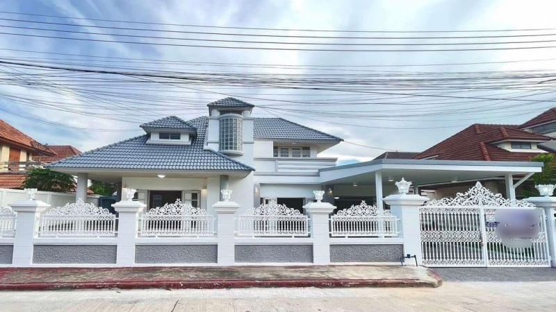 บ้านเดี่ยว 2 ชั้น สุดหรู 🏡 พิกัด รัชกรโฮมอ่างศิลา 📍 ✨ราคา 4.89 ล้านบาท✨ ขายต่ำกว่าราคาประเมิน📍 พื้นที่ 79 ตารางวา 🌳 แถมเฟอร์นิเจอร์บิ้วอิน✨ 3 ห้องนอน 🛏️ 2 ห้องน้ำ 🛀🏻 1 ห้องครัว 🍽️ 1 ห้องนั่งเล่น 🛋️ 1 ห้องอเนกประสงค์ 2 ที่จอดรถ 🚘▪️ ไม่มีค่าส่วนกลาง▪️ สัมผัสประสบการณ์การอยู่อาศัยเหนือระดับ ท่ามกลางบรรยากาศร่มรื่น สงบสุข ใกล้ทะเล เพียงไม่กี่นาที 🌊🏖️ **ทำเลที่ตั้ง:** ✔️หาดบางแสน ✔️อ่างศิลา ✔️เซ็นทรัล ชลบุรี ✔️แมคโคร ชลบุรี ✔️รพ.เอกชล2 รายล้อมด้วยร้านค้าและร้านอาหาร 🏪 และ สถานที่ท่องเที่ยว 🏞️ สะดวกสบาย ใกล้ถนนสุขุมวิท 🛣️ ✨️✨️✨️✨️✨️✨️✨️✨️✨️✨️✨️✨️✨️✨️✨️✨️✨️ 🪷…… ยื่นสินเชื่อให้ฟรี ดูแลถึงวันโอนกรรมสิทธิ์ ……🪷 🐳🐳🐳🐳🐳🐳🐳🐳🐳🐳🐳🐳🐳🐳🐳 ติดต่อ คุณปลา รสริน 082-964-6474 ไลน์ไอดี 96917