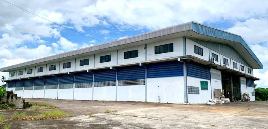 ปลารสริน เสนอโกดังใกล้แหลมฉบัง ที่ดินอยู่บนผังสีส้ม รหัสทรัพย์ RF41 🏭 ขาย/ให้เช่า โกดังพร้อมสำนักงาน ทำเลดี ศรีราชา – ใกล้แหลมฉบัง 💰 ขาย 50 ล้านบาท | 🔖 ให้เช่าเพียงเดือนละ 400,000 บาท 📌 ที่ดินพร้อมสิ่งปลูกสร้าง ขนาดใหญ่ บนพื้นที่รวมกว่า 3 ไร่ 3 งาน 73 ตารางวา (1,573 ตร.วา) 🌟 หน้ากว้าง 78 เมตร ลึกประมาณ 101.90 เมตร 🌟 ตั้งอยู่บนผังเมืองสีส้ม (ที่ดินประเภทชุมชน) ใช้งานได้หลากหลาย 🏢 ประกอบด้วย 🔷 อาคารโรงงาน (ชั้นเดียว) พื้นที่ใช้สอย 2,280 ตร.ม. 🔷 อาคารสำนักงาน (2 ชั้น) พื้นที่ใช้สอยรวม 1,452 ตร.ม. 🔷 ลานคอนกรีตและถนนภายใน ประมาณ 3,000 ตร.ม. 🔷 สิ่งปลูกสร้างอายุใช้งานประมาณ 12 ปี 🔷 ล้อมรั้วรอบพื้นที่ พร้อมเข้าใช้งานได้ทันที 🚛 จุดเด่น แปลงที่ดินสวย พื้นที่ใช้สอยกว้างขวาง ถนนคอนกรีตเสริมเหล็กหน้ากว้าง 8 เมตร รถบรรทุกเข้า-ออกสะดวก ถมสูงกว่าถนนหน้าที่ดินประมาณ 20 เซนติเมตร ป้องกันน้ำขัง มีระบบไฟฟ้าและประปาเข้าถึง เดินทางสะดวก ห่างจาก ท่าเรือแหลมฉบังเพียง 18 กม. เหมาะสำหรับทำโรงงาน โกดังเก็บสินค้า หรือศูนย์กระจายสินค้า ⚠️ หมายเหตุ: ที่ดินอยู่ในเขตควบคุมอาคาร ไม่สามารถสร้างอาคารขนาดใหญ่เพิ่มเติมได้ แต่สามารถใช้อาคารที่มีอยู่และปรับปรุงได้ตามต้องการ 💸 ราคาขายเพียง 50 ล้านบาท (ค่าโอนคนละครึ่ง) 📅 ให้เช่าเดือนละ 400,000 บาท 🐳🐳🐳🐳🐳🐳🐳🐳🐳🐳🐳🐳 📞 สนใจนัดชมสถานที่จริง หรือขอข้อมูลเพิ่มเติม ปลารสริน โทร. 082- 964-6474 Line ID: 96917 คลิ๊กเลย : http://line.me/ti/p/~96917 Facebook รสริน สินทรัพย์ : https://www.facebook.com/rosrinasset/ 😍 ดูแลการยื่นสินเชื่อ 😍 ดูแลจนถึงวันโอนกรรมสิทธิ์ #บริษัทรสรินสินทรัพย์2442จำกัด #ปลารสริน #รับฝากขายบ้านที่ดิน 🏷️ #ขายโรงงานศรีราชา #ให้เช่าโกดังชลบุรี #ขายโกดังพร้อมสำนักงาน #อสังหาริมทรัพย์เพื่อธุรกิจ #โรงงานใกล้แหลมฉบัง #ขายที่ดินพร้อมสิ่งปลูกสร้าง #ลงทุนคุ้มค่า #โรงงานโลจิสติกส์ศรีราชา