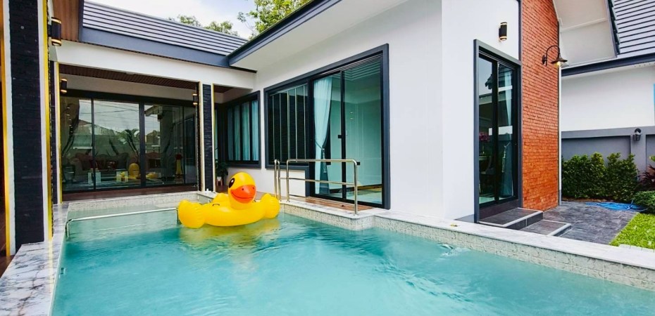 ✅ 10.9 ล้านบาท ปลารสริน เสนอ พูลวิลล่าหรู Modern Luxury Pool Villa พร้อมเข้าอยู่** บ้านหรู สระว่ายน้ำส่วนตัว บรรยากาศธรรมชาติ บนทำเลศักยภาพ **โป่ง พัทยา** **ราคาเพียง 10.9 ล้านบาท** (โอนคนละครึ่ง 50/50) **ทำเลที่ตั้ง:** * ใกล้อ่างเก็บน้ำมาบประชัน เพียง 600 เมตร * ใกล้เทศบาลโป่ง และตลาดสดโป่ง (มีตลาดทุกวัน) * รายล้อมด้วย Big C, 7-11, CJ, ฟาร์มแกะ และเมืองพัทยา **รายละเอียดบ้าน:* * ที่ดินขนาด 100 ตร.ว. * 3 ห้องนอน | 4 ห้องน้ำ | ห้องรับแขก * ครัวไทย + ครัวนอก * ที่จอดรถ 2 คัน * สระว่ายน้ำระบบเกลือ ขนาด 4x8 เมตร * ไม่มีค่าส่วนกลาง **ของแถมจัดเต็มกว่า 15 รายการ:** * เครื่องใช้ไฟฟ้าครบ (แอร์ ทีวี ตู้เย็น เครื่องซักผ้า เตาอบ) * เฟอร์นิเจอร์บิ้วอินครบทั้งหลัง * สระว่ายน้ำระบบเกลือ พร้อมปั๊มน้ำและถังเก็บน้ำ * ผ้าม่าน เคาน์เตอร์บาร์ อ่างอาบน้ำสุดหรู สนใจสอบถามข้อมูลเพิ่มเติม หรือนัดชมพื้นที่จริง ติดต่อ คุณปลารสริน โทร: 082-964-6474 Line: 96917